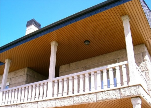Imagen de techo de balcón con lamas y bandejas LEMA para techos